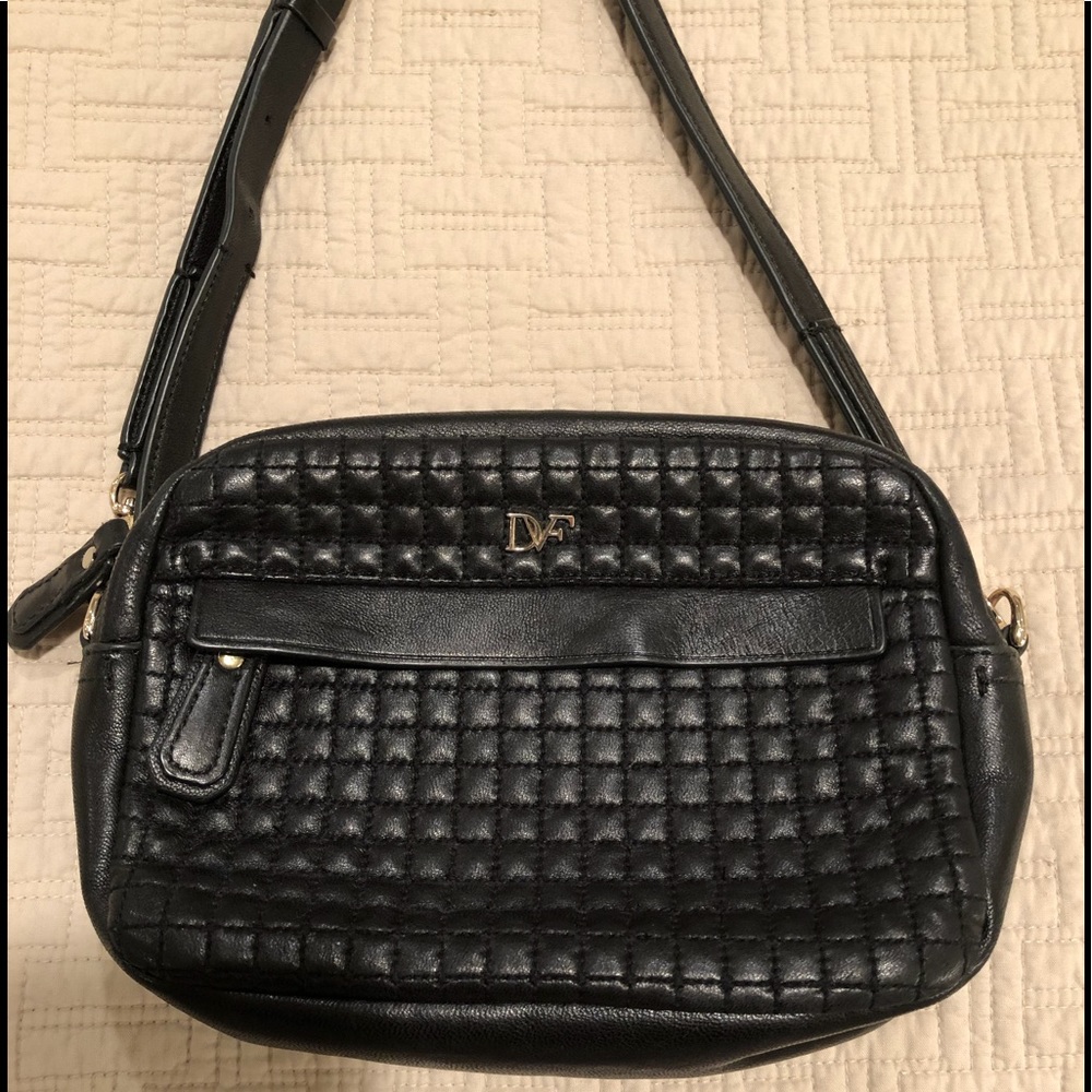 DVF DSGNR BLK LEATHER CROSSBODY QUILT ZIP BAG